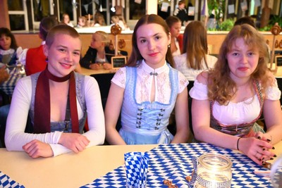 O'zapft is! Erstes Oktoberfest an der Schule Marienau Bild 2
