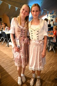 O'zapft is! Erstes Oktoberfest an der Schule Marienau Bild 15