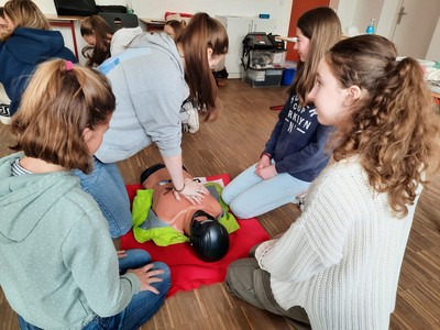 Fit in Erster Hilfe - SchulsanitÃ¤ter*innen der Schule ... Bild 2